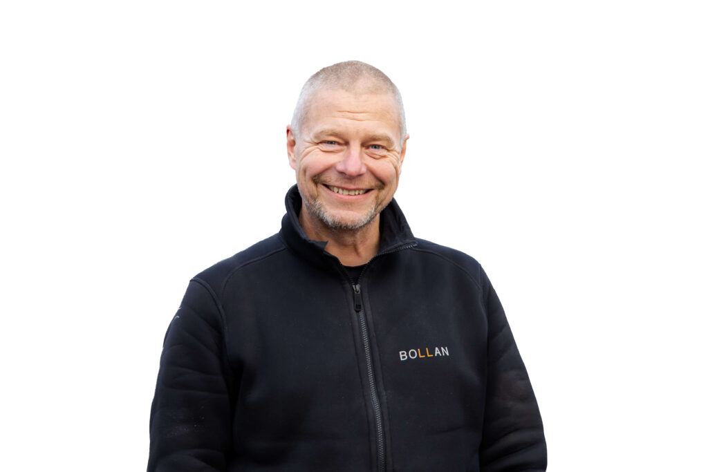 Jonas Bohlin, specialiserad på försäljning och installation hos Bollan, iförd arbetskläder med företagslogotyp.